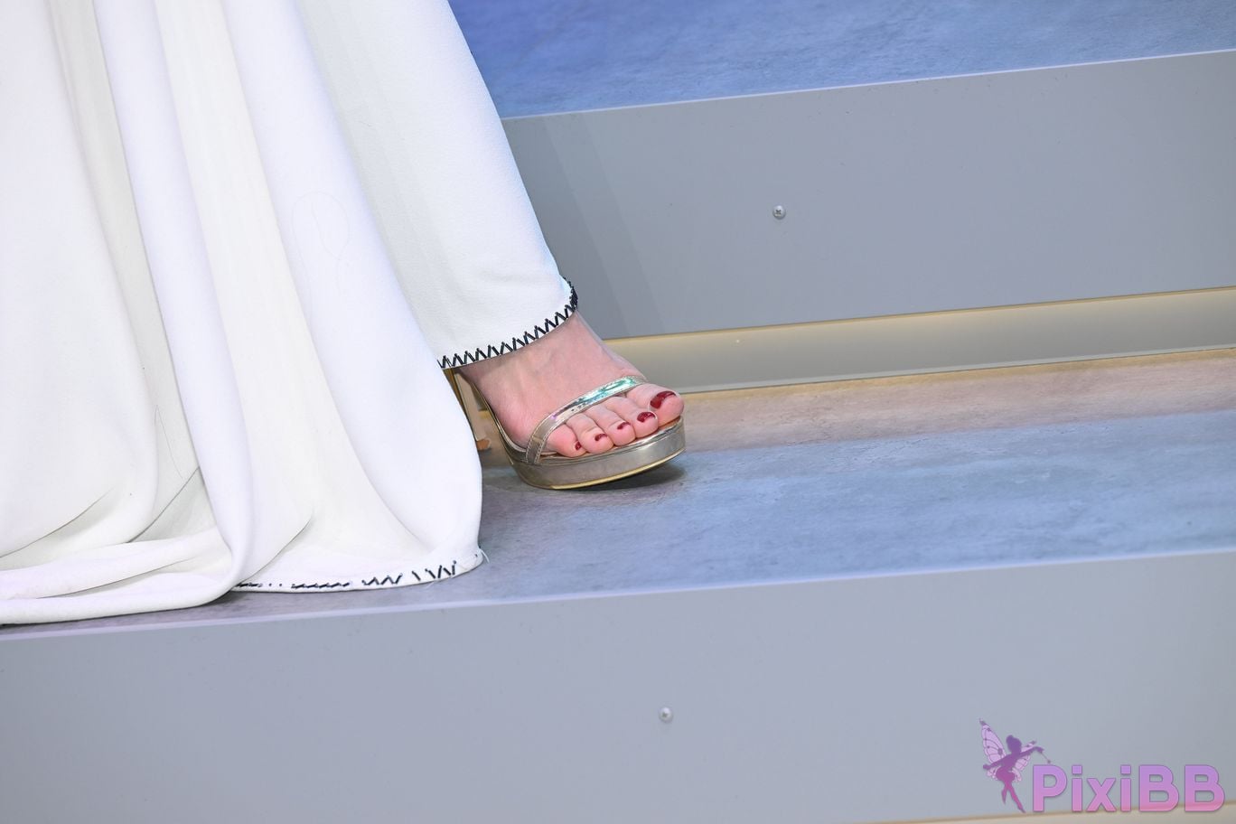 Featured Street Photography Works No.5408 Internet celebrity Xiao Naos beautiful feet in white dress PixiBB.COM 021