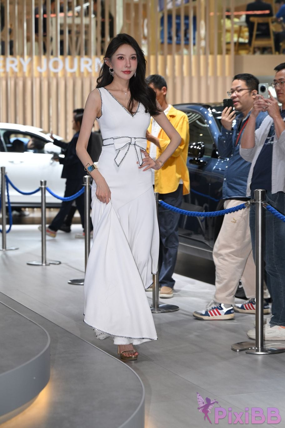 Featured Street Photography Works No.5408 Internet celebrity Xiao Naos beautiful feet in white dress PixiBB.COM 037