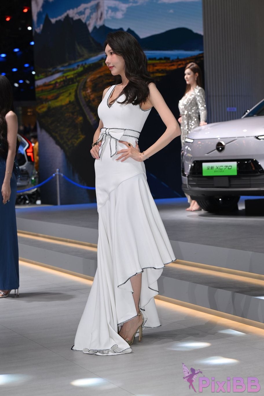 Featured Street Photography Works No.5408 Internet celebrity Xiao Naos beautiful feet in white dress PixiBB.COM 050