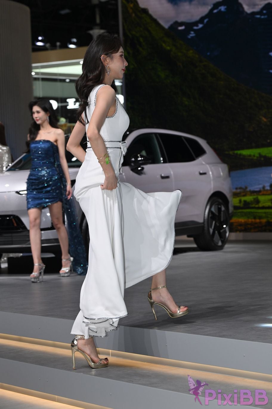 Featured Street Photography Works No.5408 Internet celebrity Xiao Naos beautiful feet in white dress PixiBB.COM 066