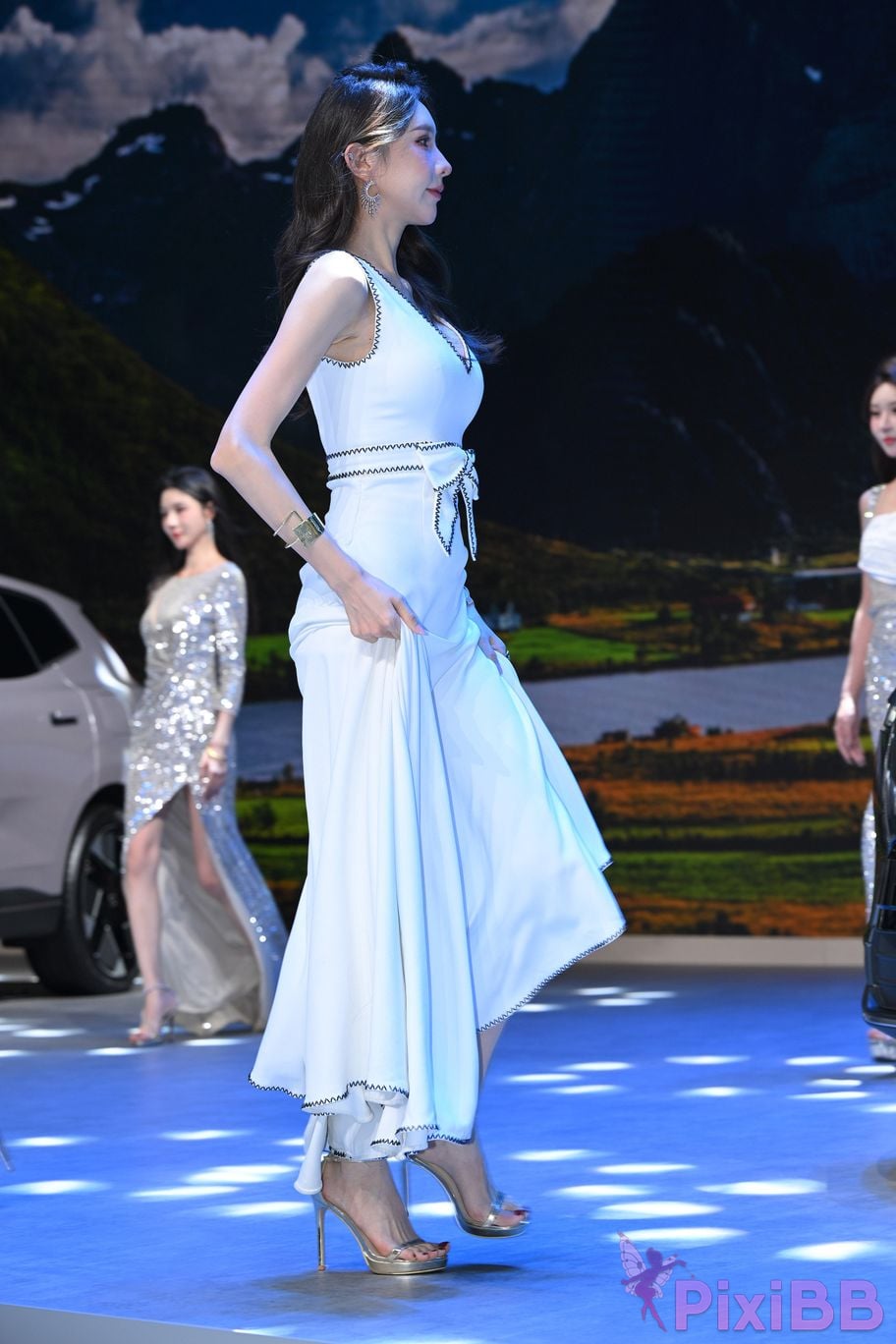 Featured Street Photography Works No.5408 Internet celebrity Xiao Naos beautiful feet in white dress PixiBB.COM 069