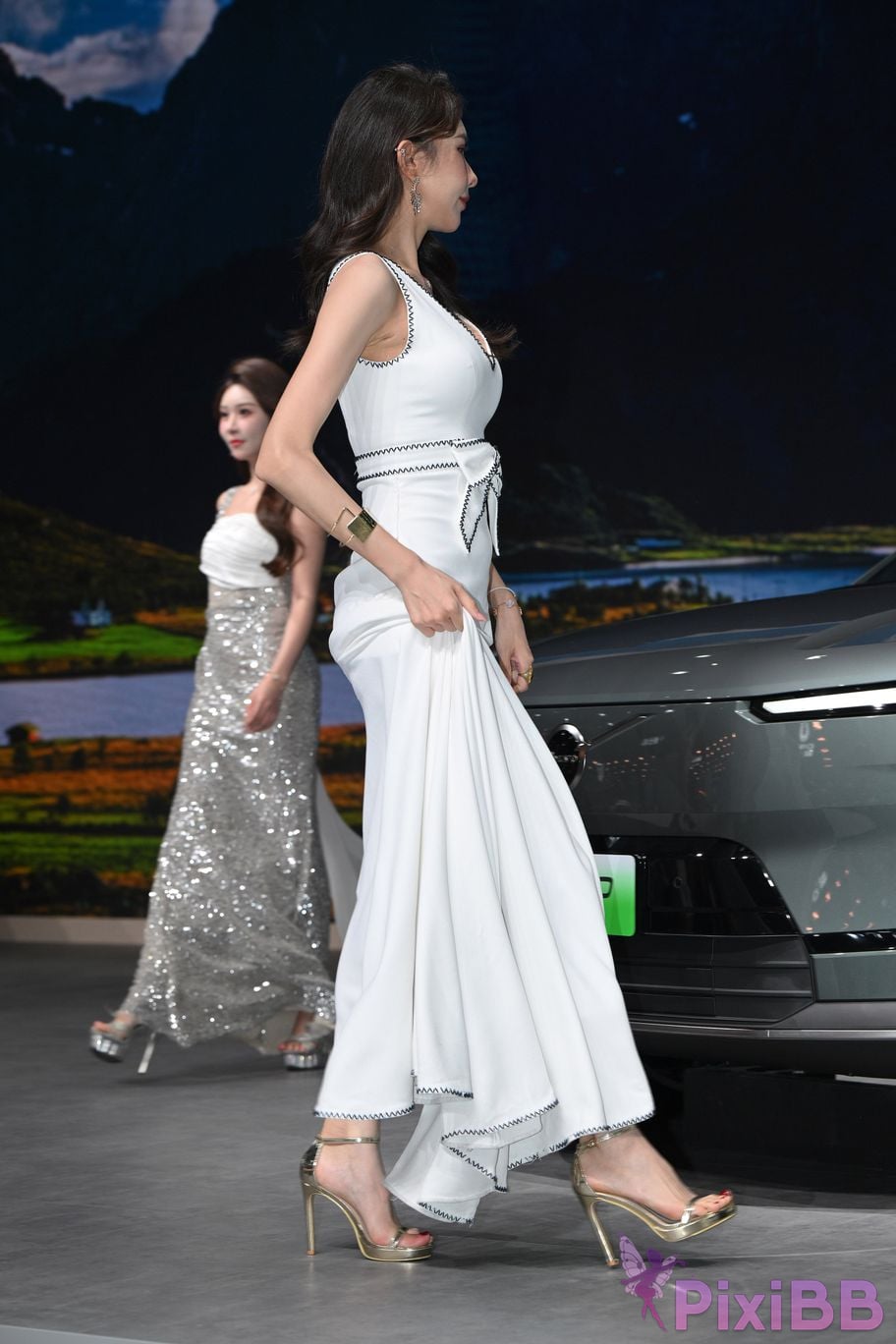 Featured Street Photography Works No.5408 Internet celebrity Xiao Naos beautiful feet in white dress PixiBB.COM 073