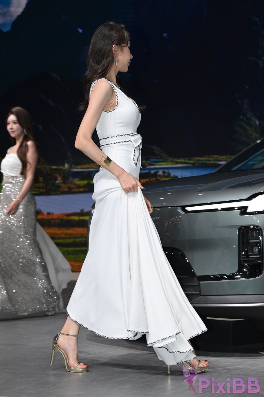 Featured Street Photography Works No.5408 Internet celebrity Xiao Naos beautiful feet in white dress PixiBB.COM 074