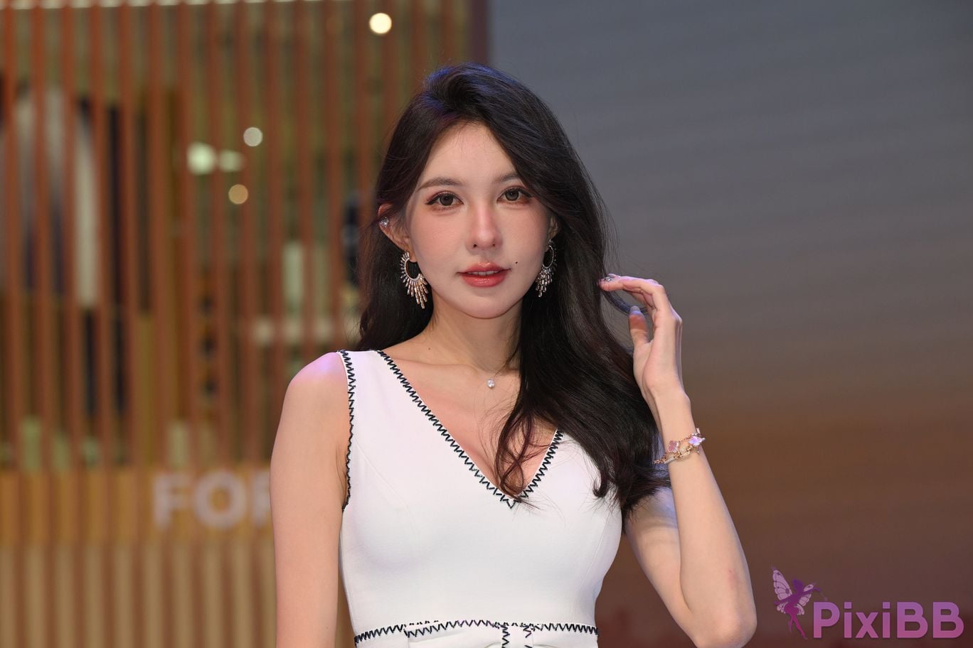 Featured Street Photography Works No.5408 Internet celebrity Xiao Naos beautiful feet in white dress PixiBB.COM 099