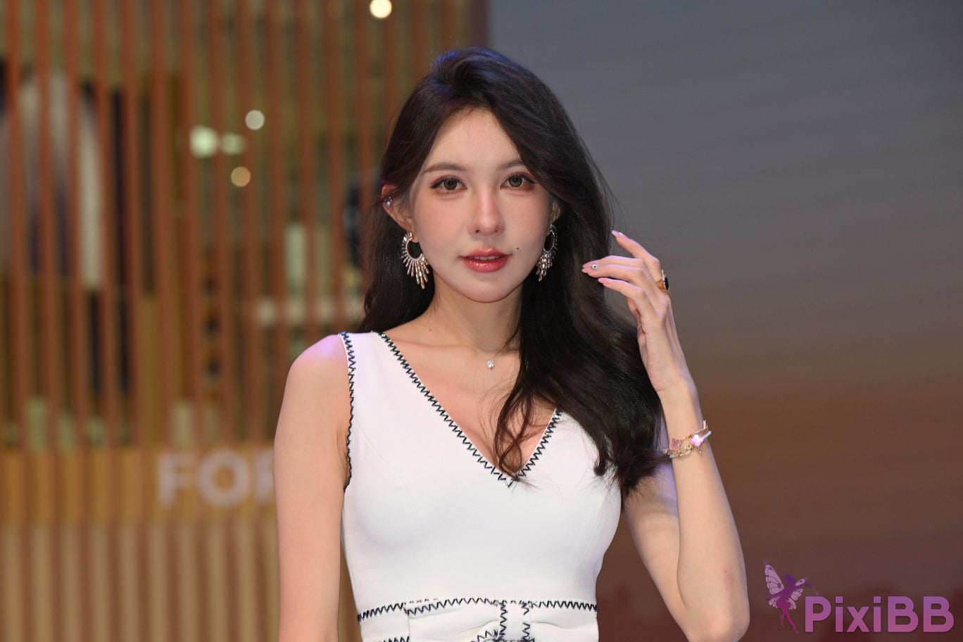 Featured Street Photography Works No.5408 Internet celebrity Xiao Naos beautiful feet in white dress PixiBB.COM 100