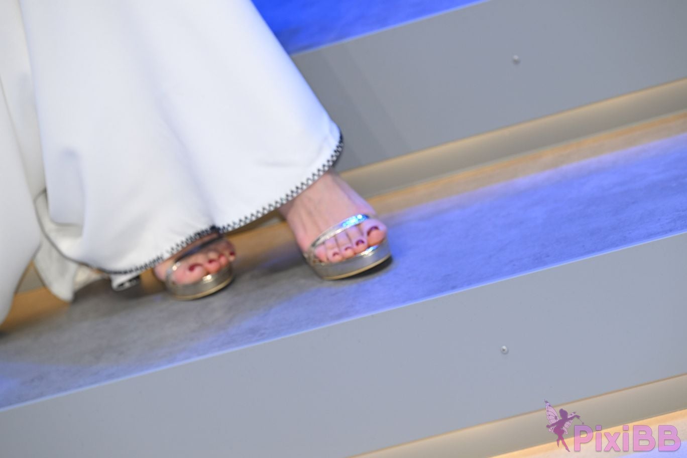 Featured Street Photography Works No.5408 Internet celebrity Xiao Naos beautiful feet in white dress PixiBB.COM 112