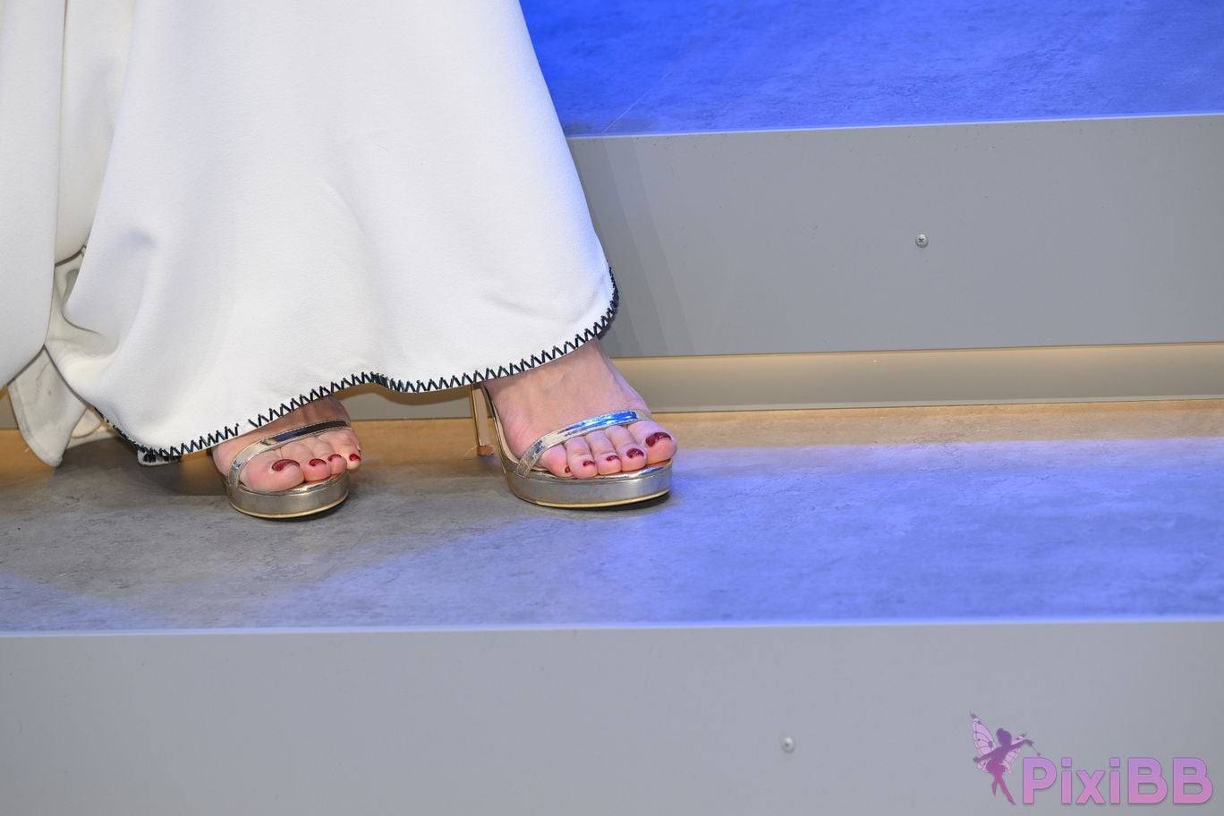 Featured Street Photography Works No.5408 Internet celebrity Xiao Naos beautiful feet in white dress PixiBB.COM 121