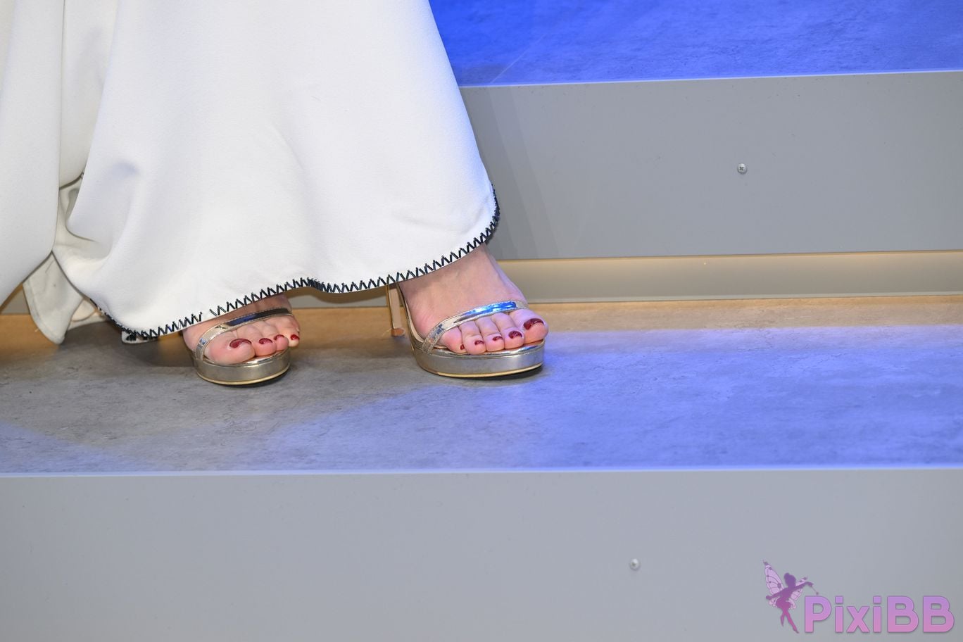 Featured Street Photography Works No.5408 Internet celebrity Xiao Naos beautiful feet in white dress PixiBB.COM 122