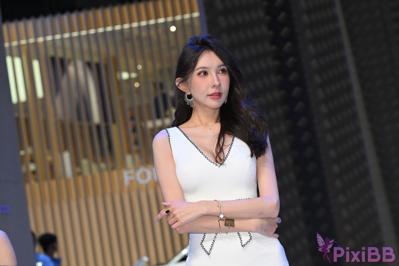 Featured Street Photography Works No.5408 Internet celebrity Xiao Naos beautiful feet in white dress PixiBB.COM 130