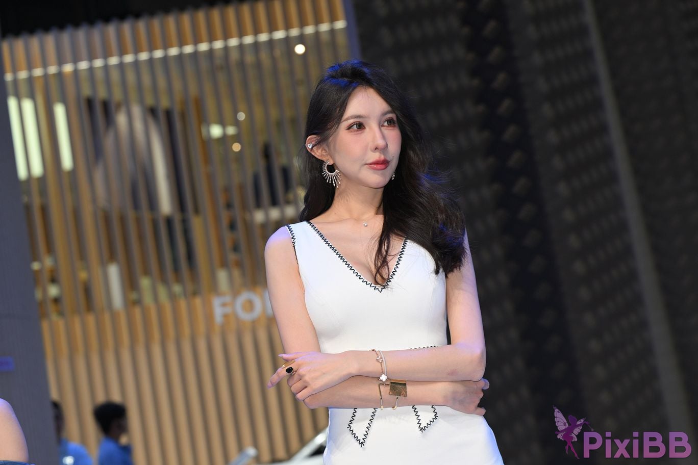 Featured Street Photography Works No.5408 Internet celebrity Xiao Naos beautiful feet in white dress PixiBB.COM 131