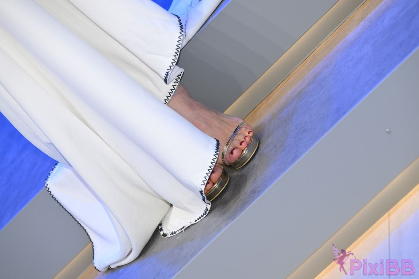 Featured Street Photography Works No.5408 Internet celebrity Xiao Naos beautiful feet in white dress PixiBB.COM 187