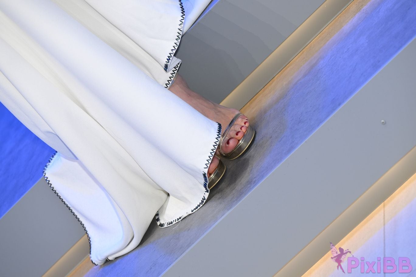 Featured Street Photography Works No.5408 Internet celebrity Xiao Naos beautiful feet in white dress PixiBB.COM 188