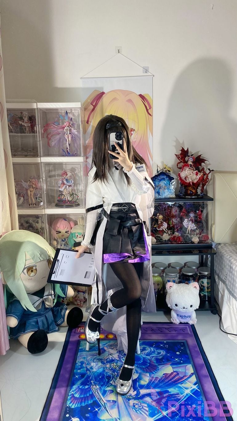 Cosplayer white oak Shirly Arknights Precious Dr. Suit PixiBB.COM 033.JPG