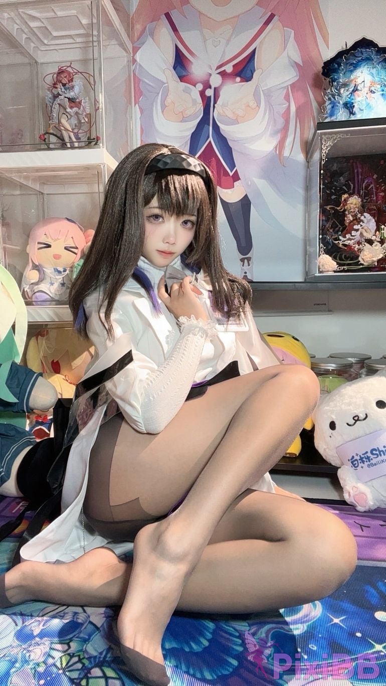 Cosplayer white oak Shirly Arknights Precious Dr. Suit PixiBB.COM 105.PNG