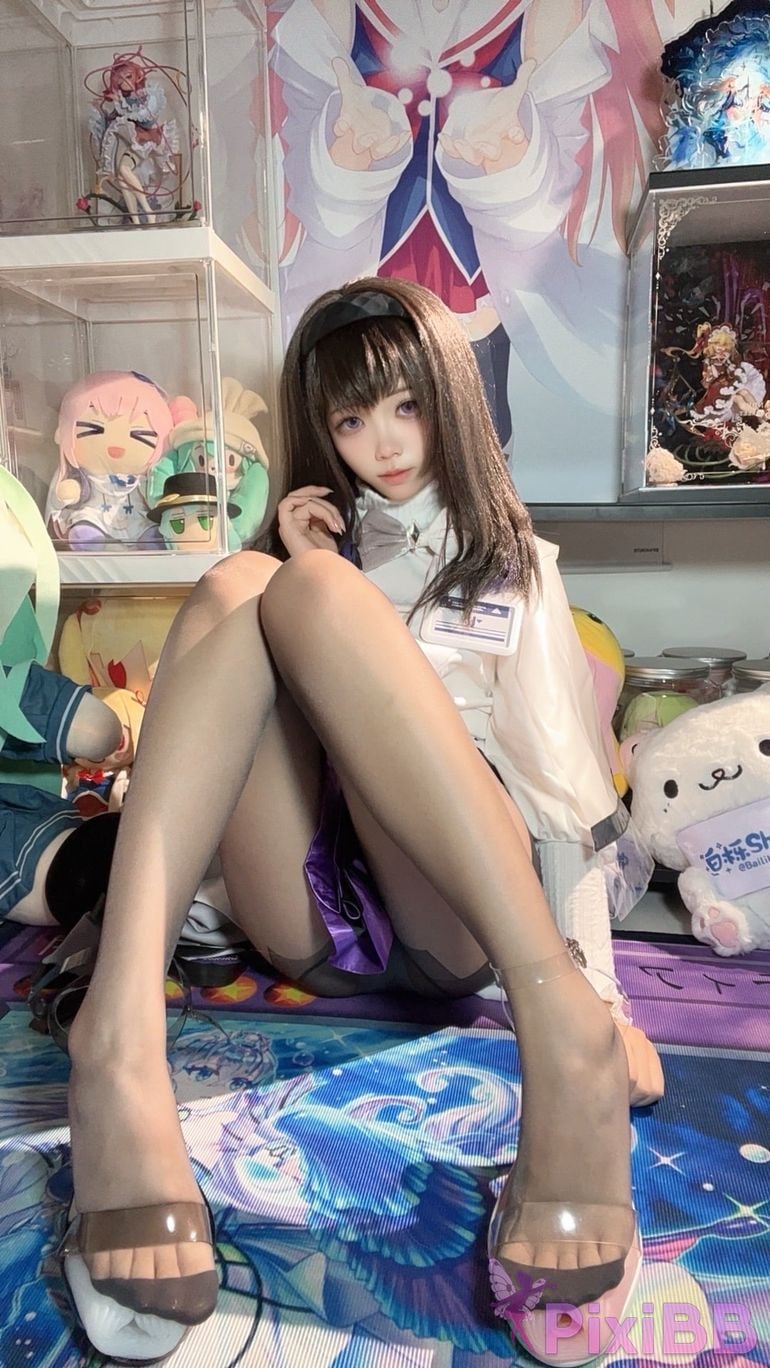 Cosplayer white oak Shirly Arknights Precious Dr. Suit PixiBB.COM 106.PNG