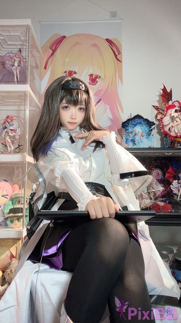 Cosplayer white oak Shirly Arknights Precious Dr. Suit PixiBB.COM 112.PNG