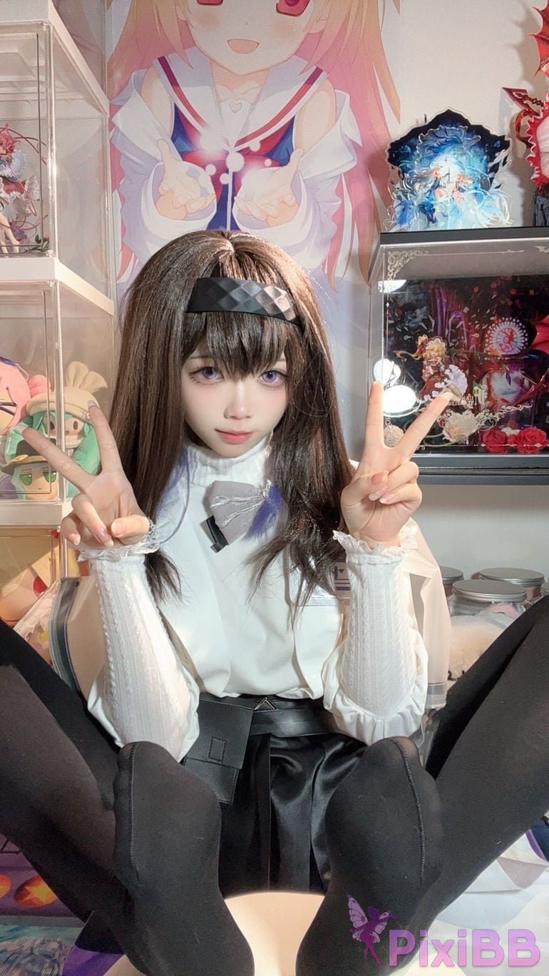 Cosplayer white oak Shirly Arknights Precious Dr. Suit PixiBB.COM 125.PNG