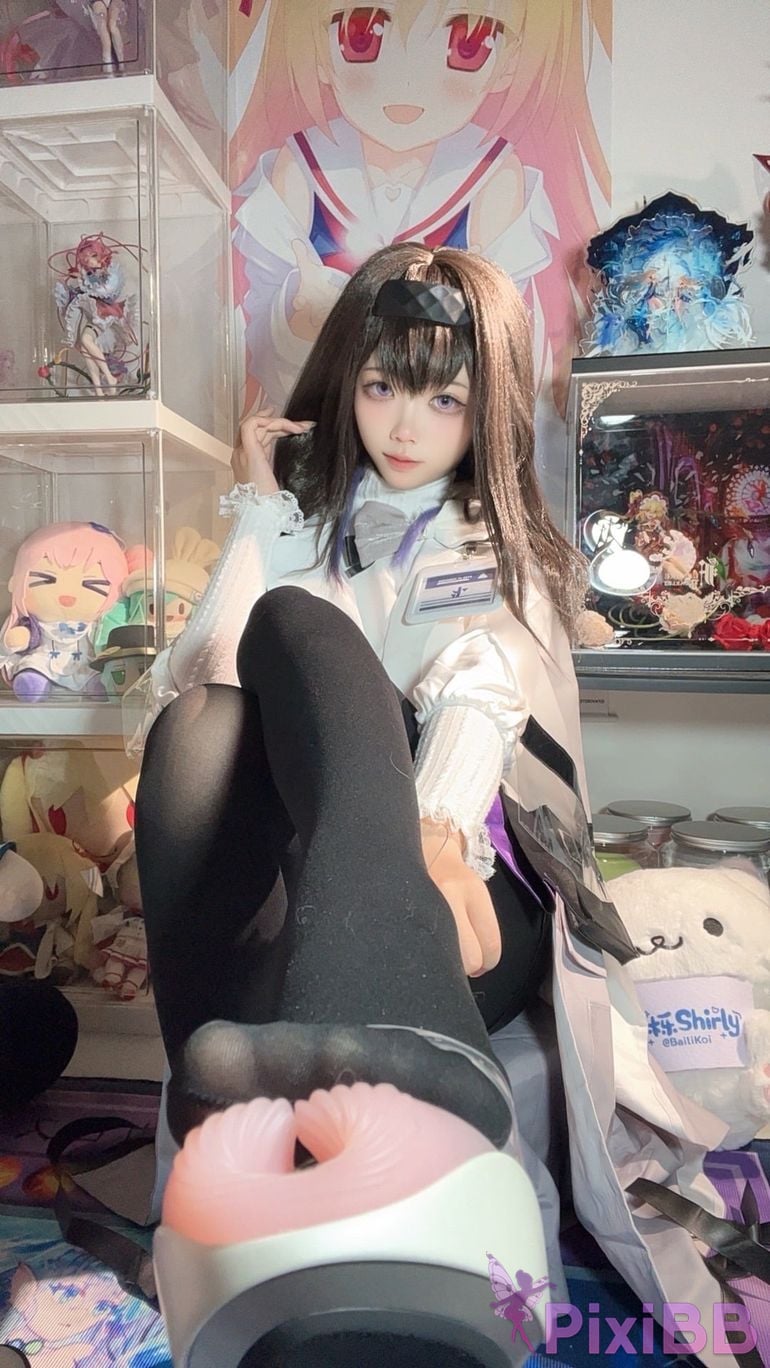 Cosplayer white oak Shirly Arknights Precious Dr. Suit PixiBB.COM 127.PNG