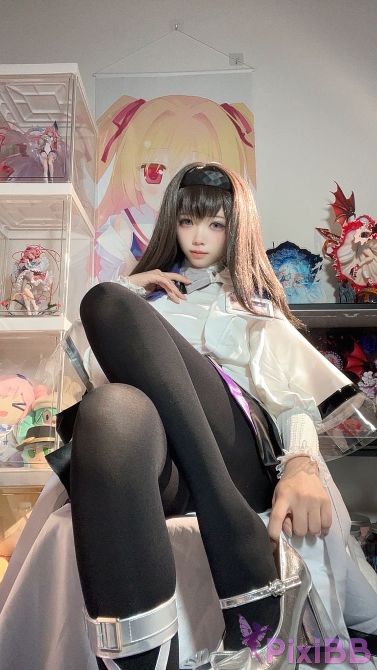 Cosplayer white oak Shirly Arknights Precious Dr. Suit PixiBB.COM 129.PNG