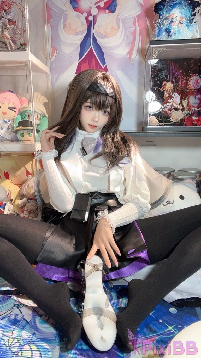 Cosplayer white oak Shirly Arknights Precious Dr. Suit PixiBB.COM 130.PNG