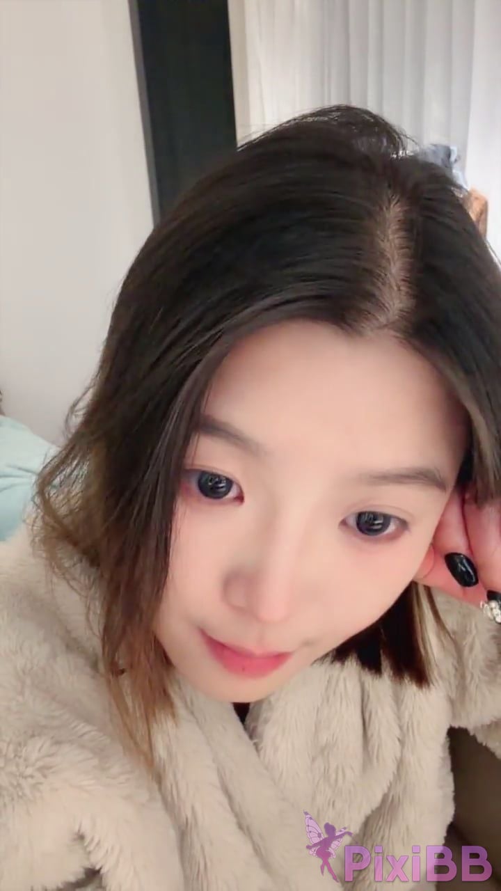 beautiful girl strong Newcomers sow green seeds into the sea PixiBB.COM 014