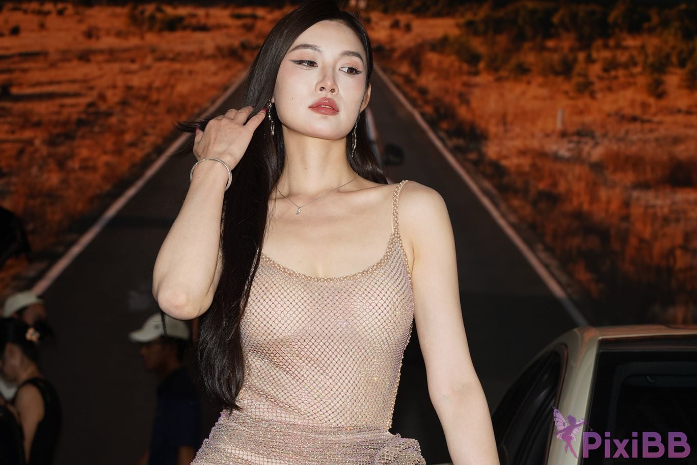 Featured Street Photography Works No.5415 Brown suspender skirt PixiBB.COM 039