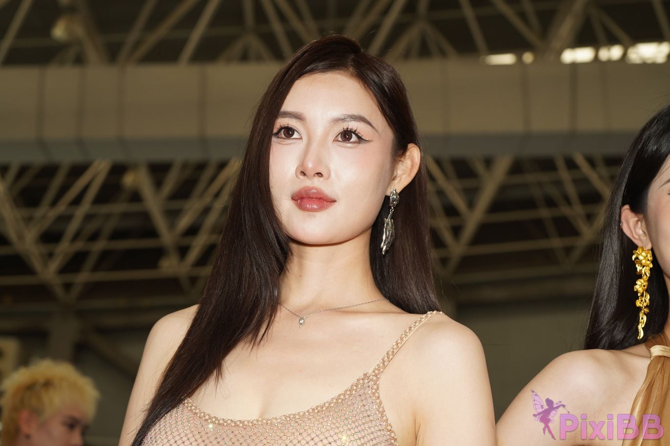 Featured Street Photography Works No.5415 Brown suspender skirt PixiBB.COM 124