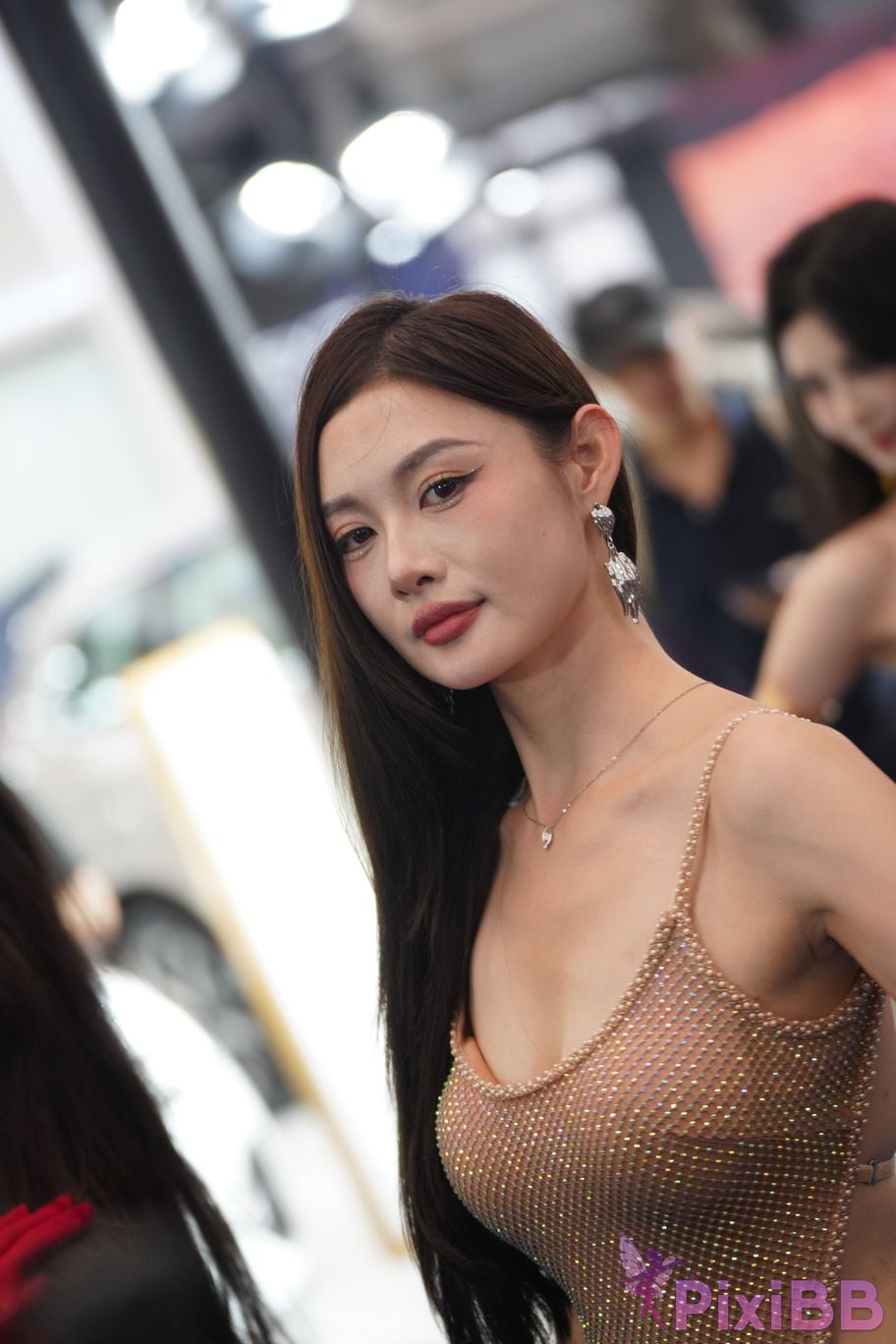 Featured Street Photography Works No.5415 Brown suspender skirt PixiBB.COM 180