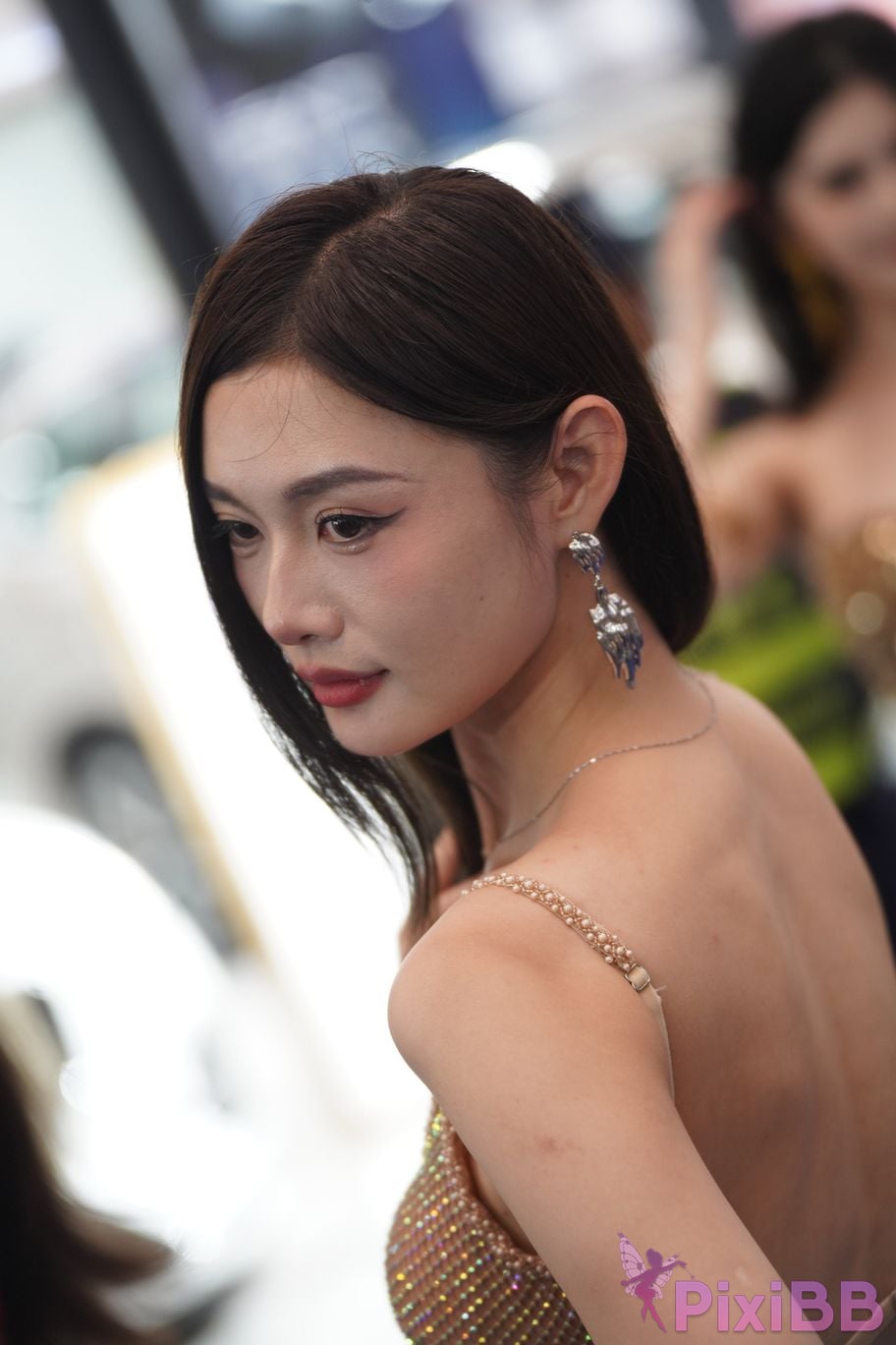 Featured Street Photography Works No.5415 Brown suspender skirt PixiBB.COM 184