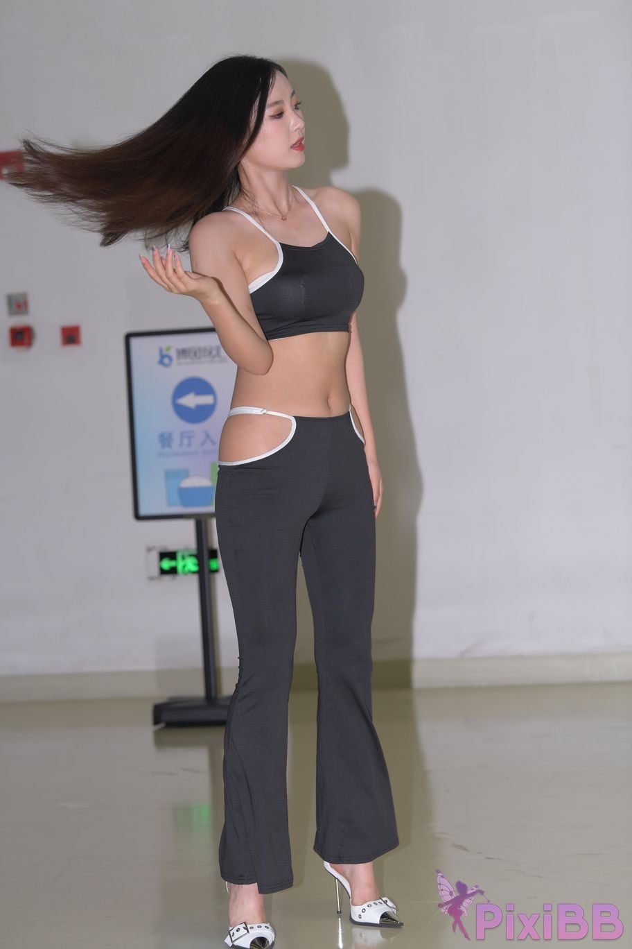 Featured Street Photography Works No.5417 Black glamor leggings PixiBB.COM 030