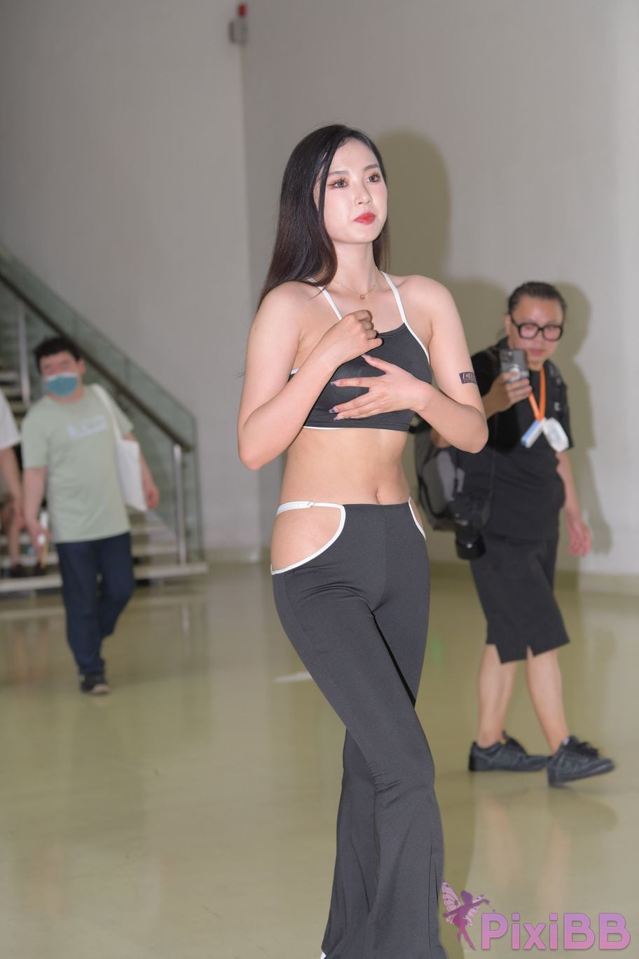 Featured Street Photography Works No.5417 Black glamor leggings PixiBB.COM 065