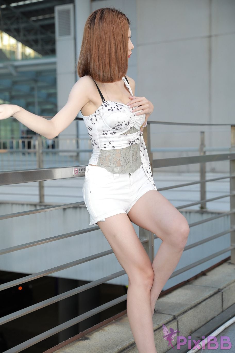 Featured Street Photography Works No.5419 Beautiful girl in white hot pants and high heels PixiBB.COM 006