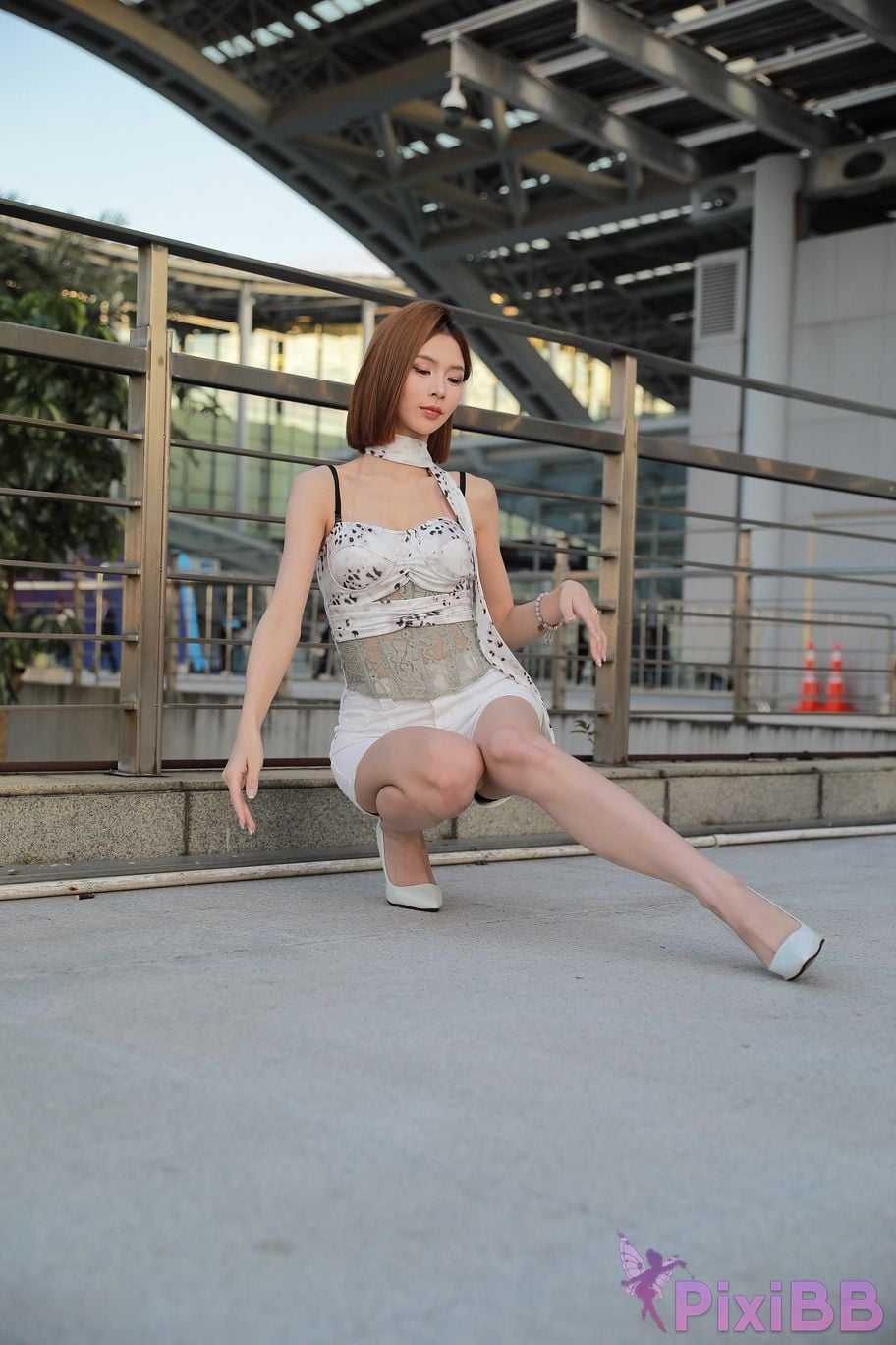 Featured Street Photography Works No.5419 Beautiful girl in white hot pants and high heels PixiBB.COM 043