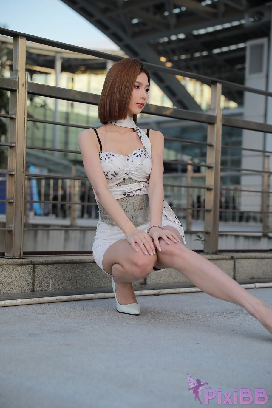 Featured Street Photography Works No.5419 Beautiful girl in white hot pants and high heels PixiBB.COM 044