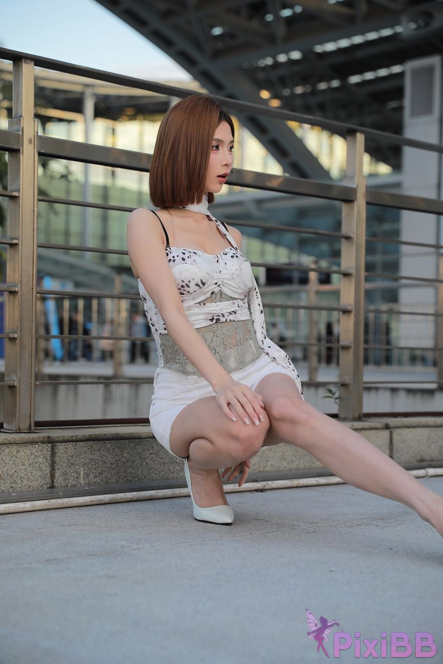 Featured Street Photography Works No.5419 Beautiful girl in white hot pants and high heels PixiBB.COM 046