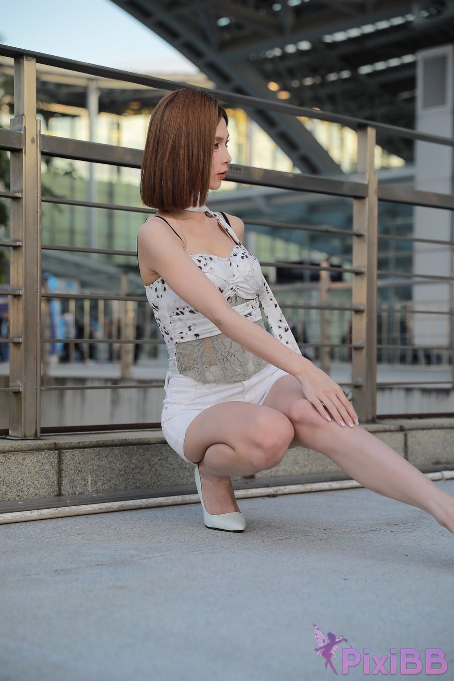 Featured Street Photography Works No.5419 Beautiful girl in white hot pants and high heels PixiBB.COM 047