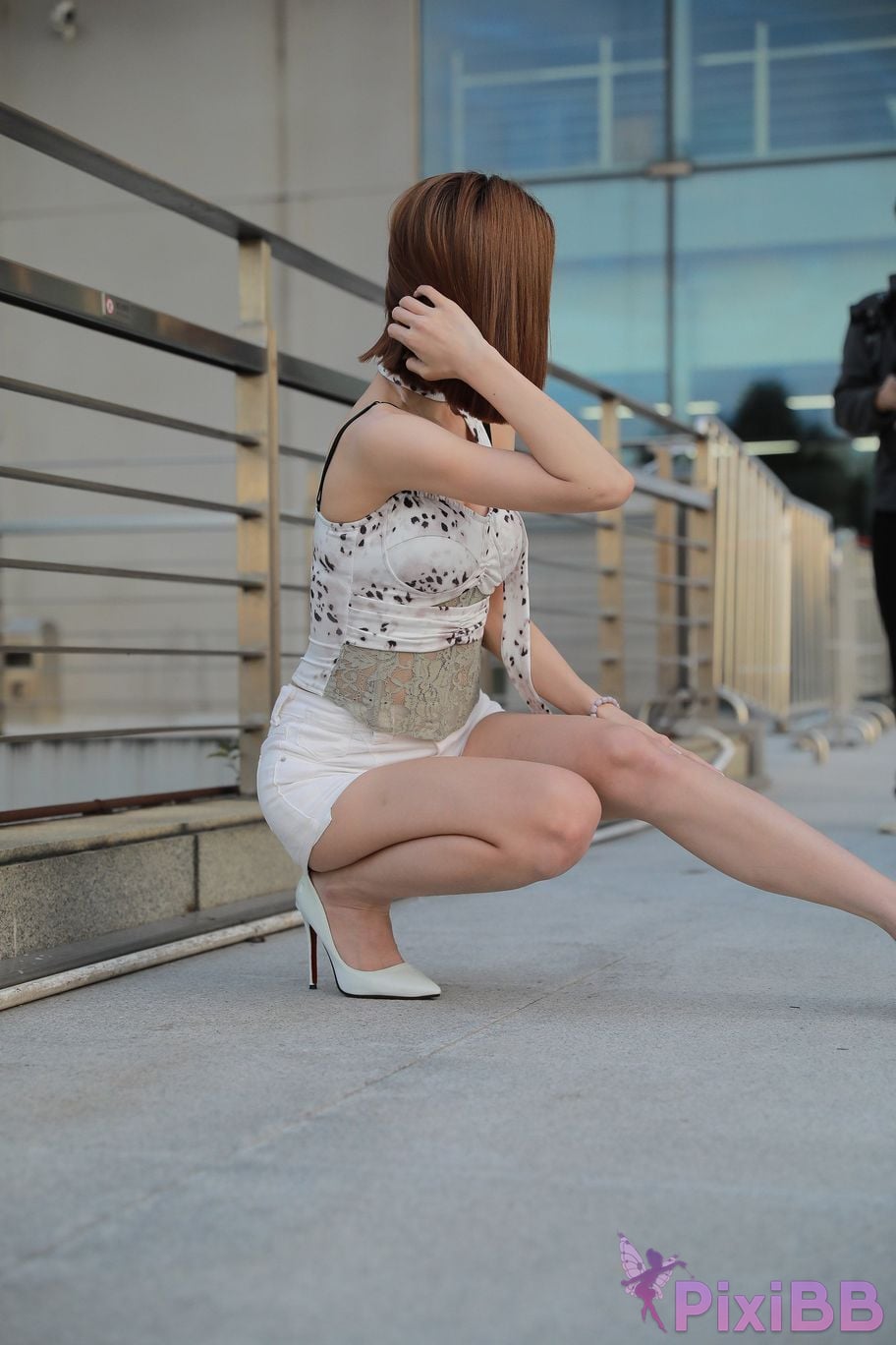 Featured Street Photography Works No.5419 Beautiful girl in white hot pants and high heels PixiBB.COM 059