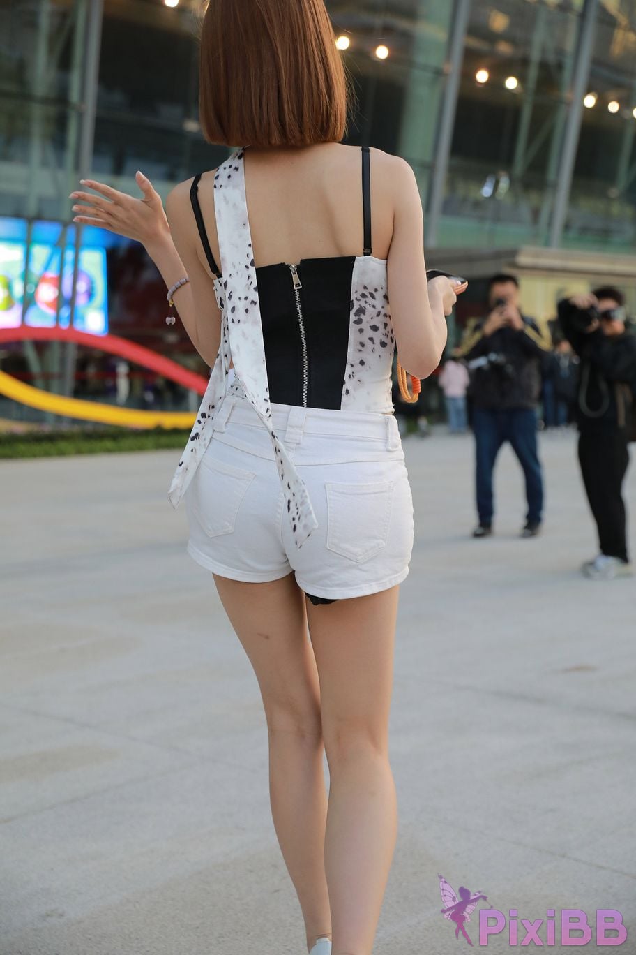 Featured Street Photography Works No.5419 Beautiful girl in white hot pants and high heels PixiBB.COM 071