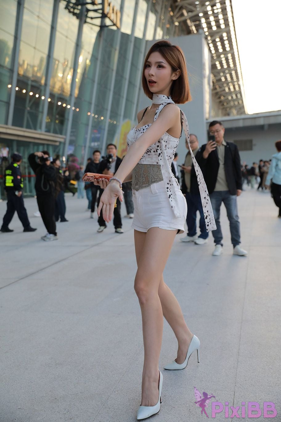 Featured Street Photography Works No.5419 Beautiful girl in white hot pants and high heels PixiBB.COM 108