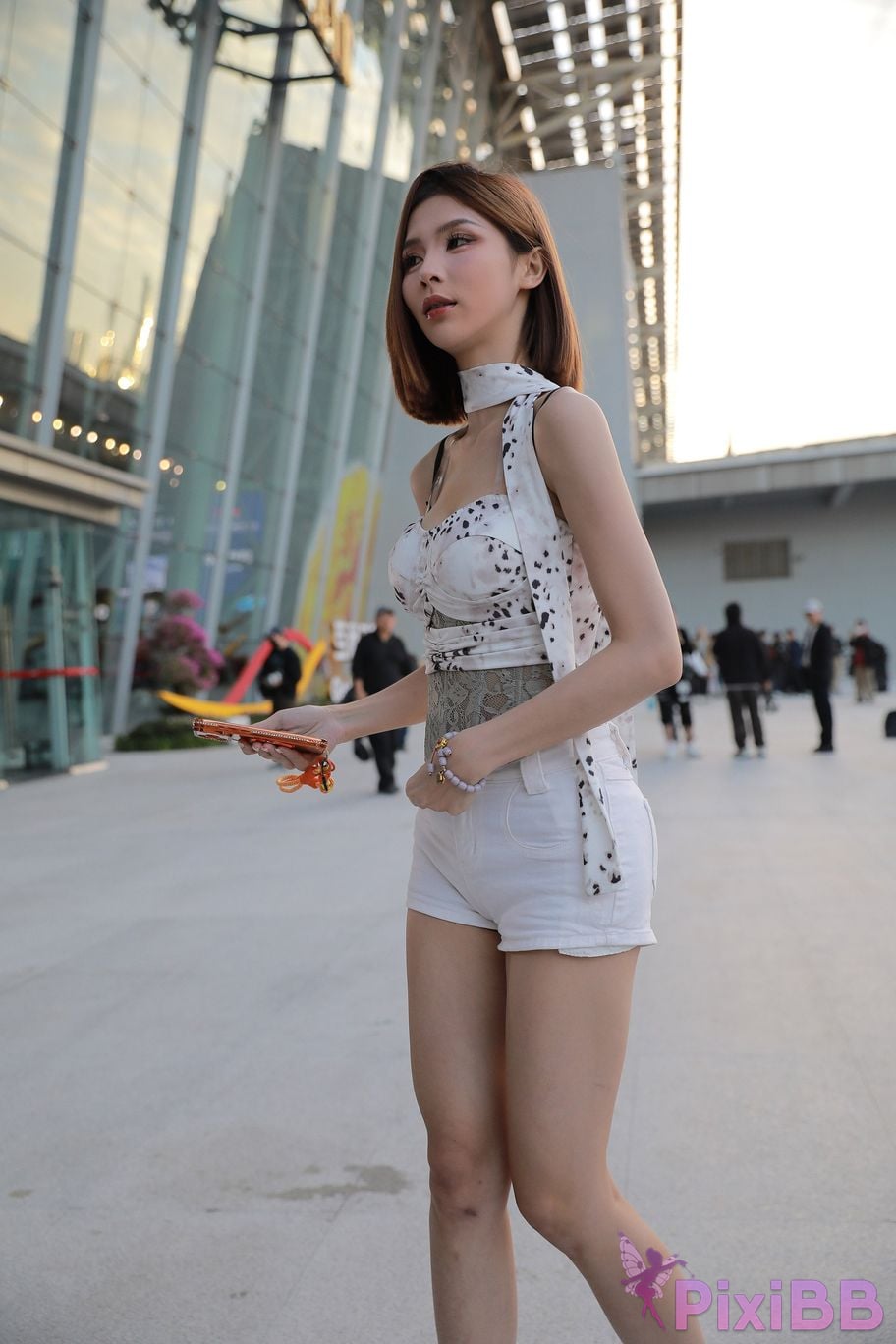 Featured Street Photography Works No.5419 Beautiful girl in white hot pants and high heels PixiBB.COM 120