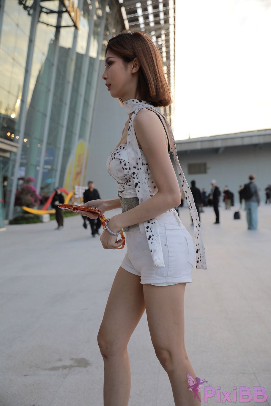 Featured Street Photography Works No.5419 Beautiful girl in white hot pants and high heels PixiBB.COM 122