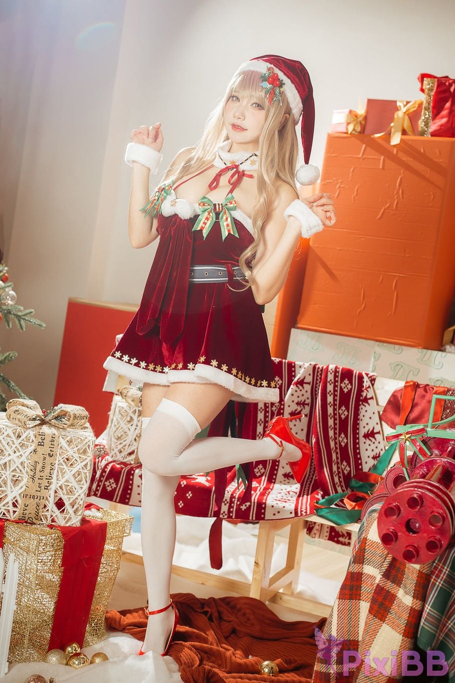 Cosplayer I s i t a b e r c u Nikke goddess of victory emma christmas PixiBB.COM 002