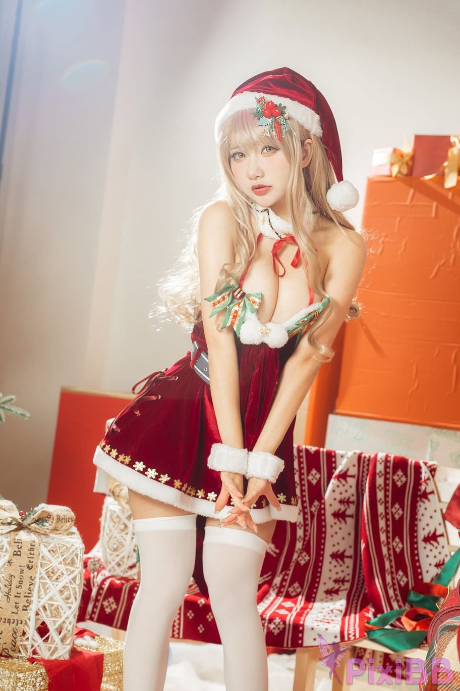 Cosplayer I s i t a b e r c u Nikke goddess of victory emma christmas PixiBB.COM 017