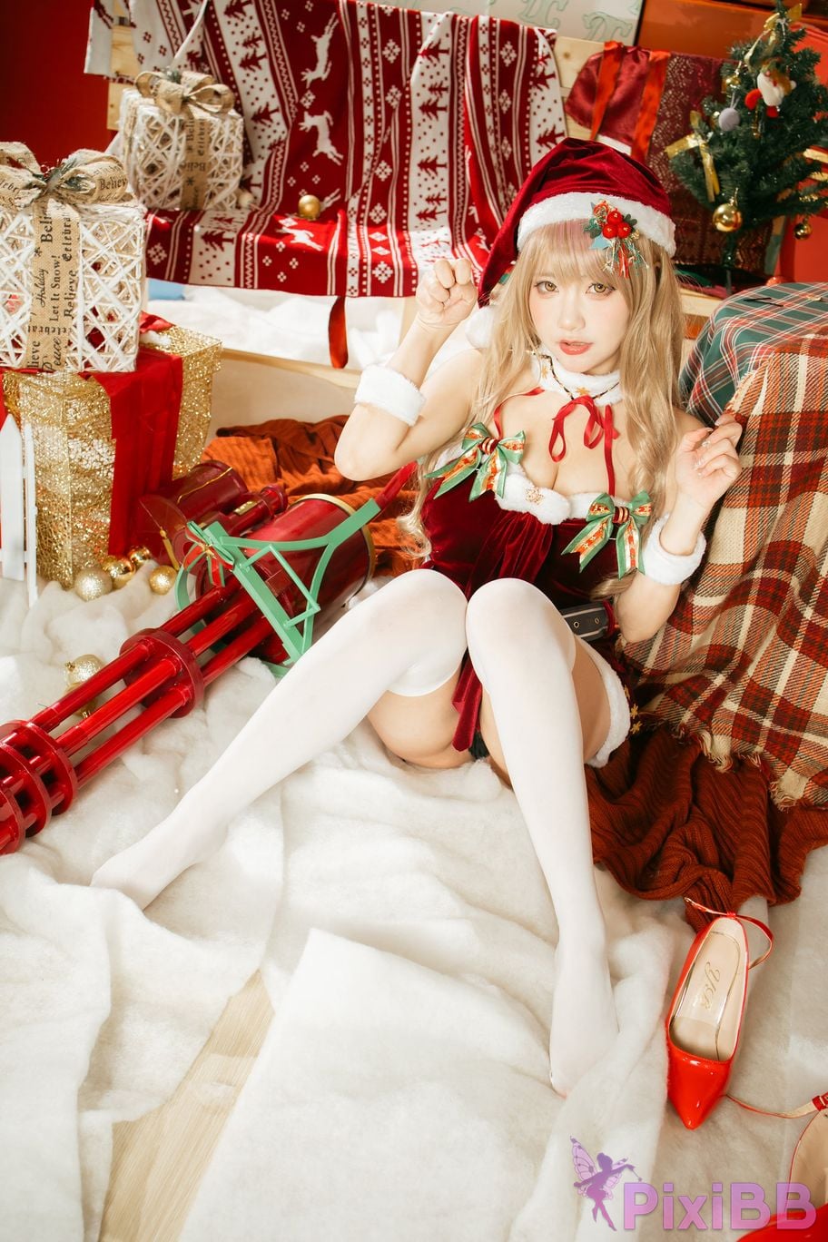 Cosplayer I s i t a b e r c u Nikke goddess of victory emma christmas PixiBB.COM 024