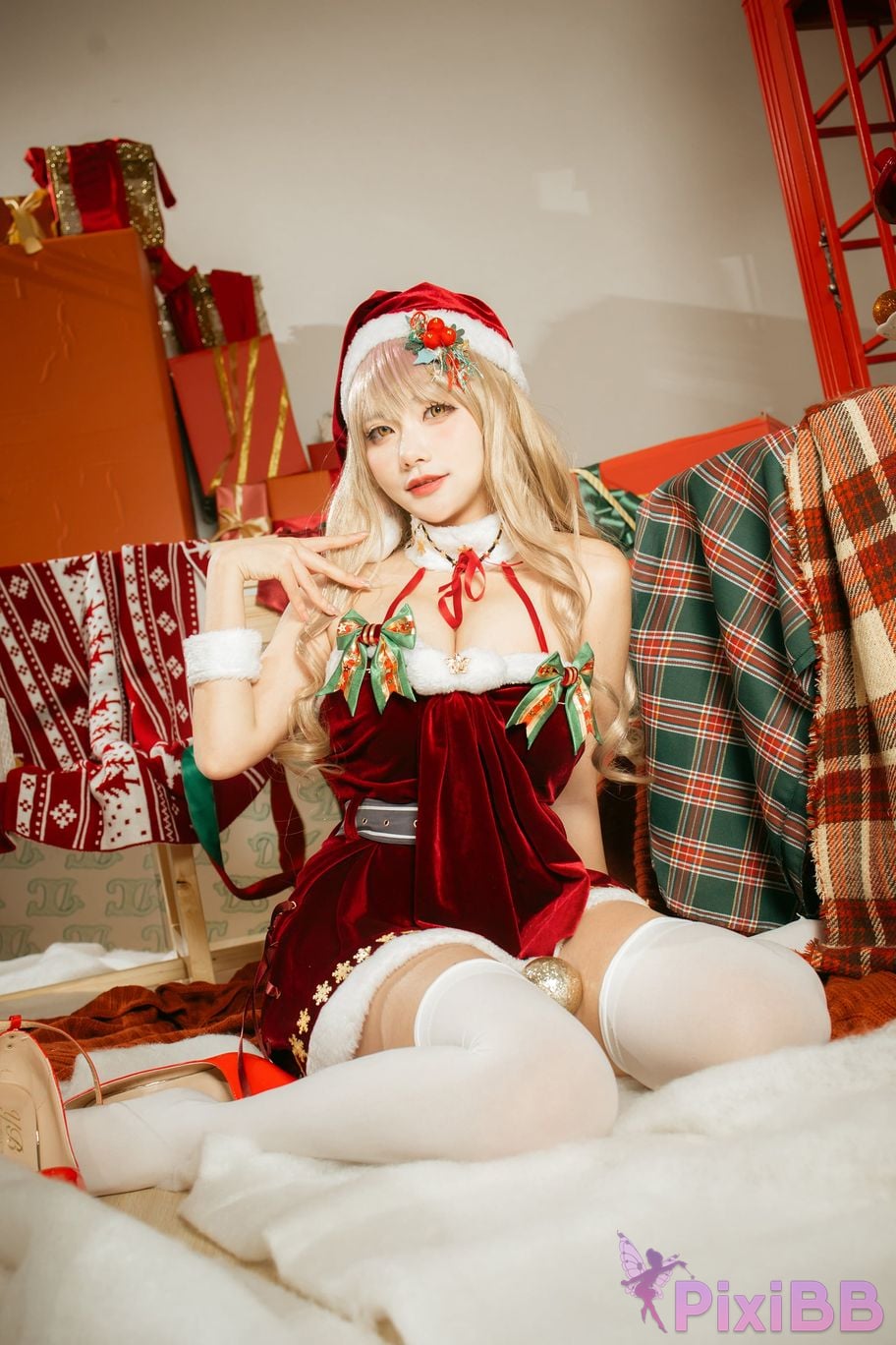Cosplayer I s i t a b e r c u Nikke goddess of victory emma christmas PixiBB.COM 033