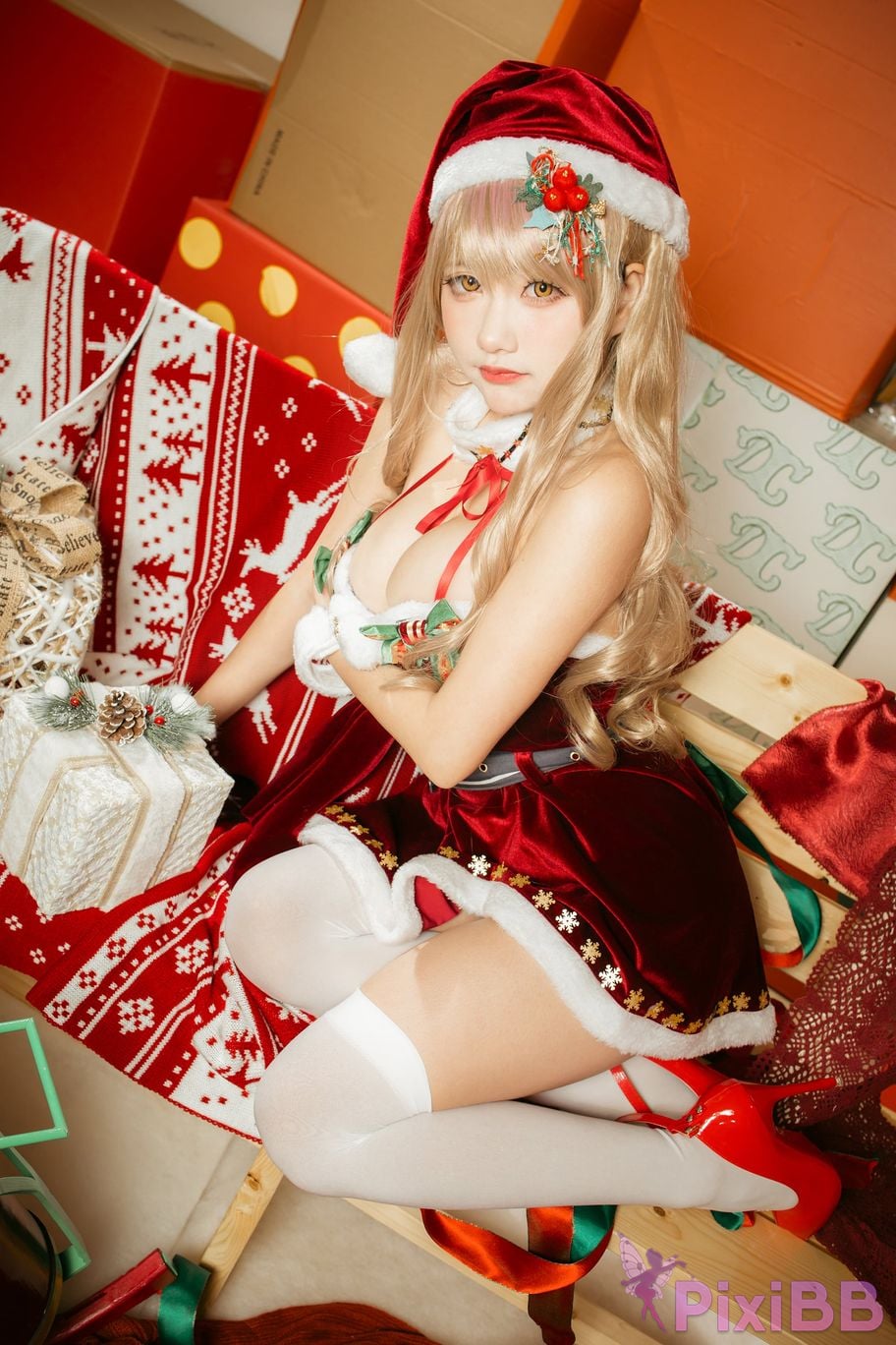 Cosplayer I s i t a b e r c u Nikke goddess of victory emma christmas PixiBB.COM 040