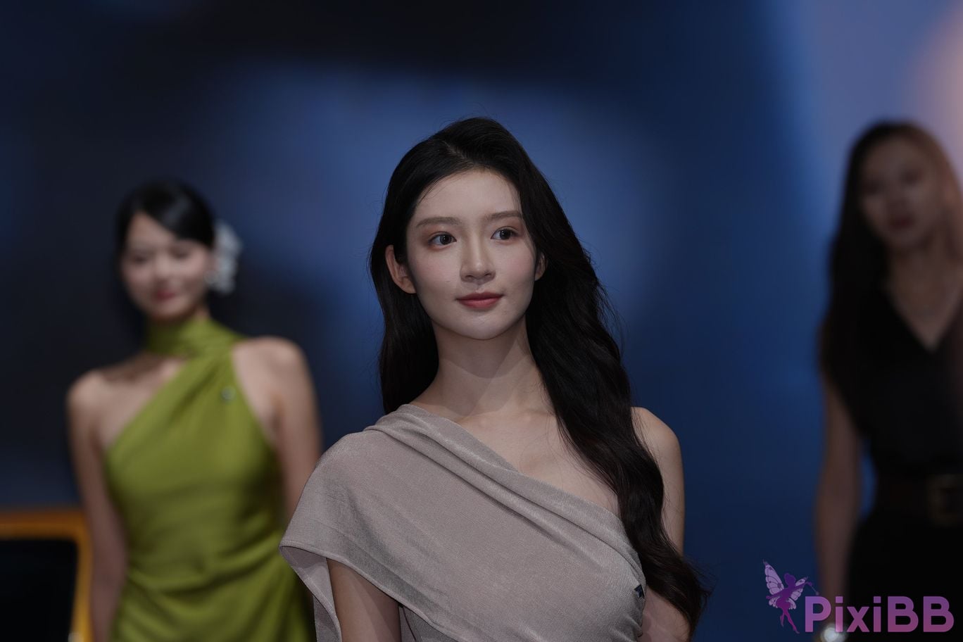 Featured Street Photography Works No.5425 Gentle long skirt Lulu PixiBB.COM 023