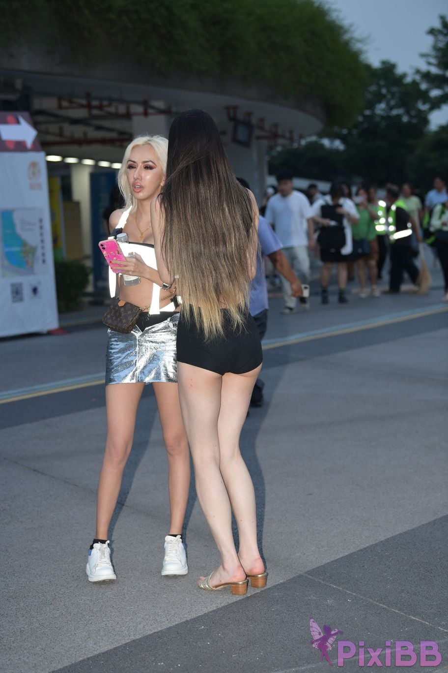 Featured Street Photography Works No.5426 Jumpsuit is energetic and sweet PixiBB.COM 045