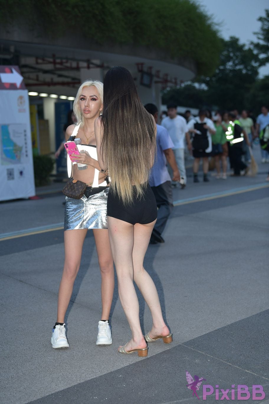 Featured Street Photography Works No.5426 Jumpsuit is energetic and sweet PixiBB.COM 046