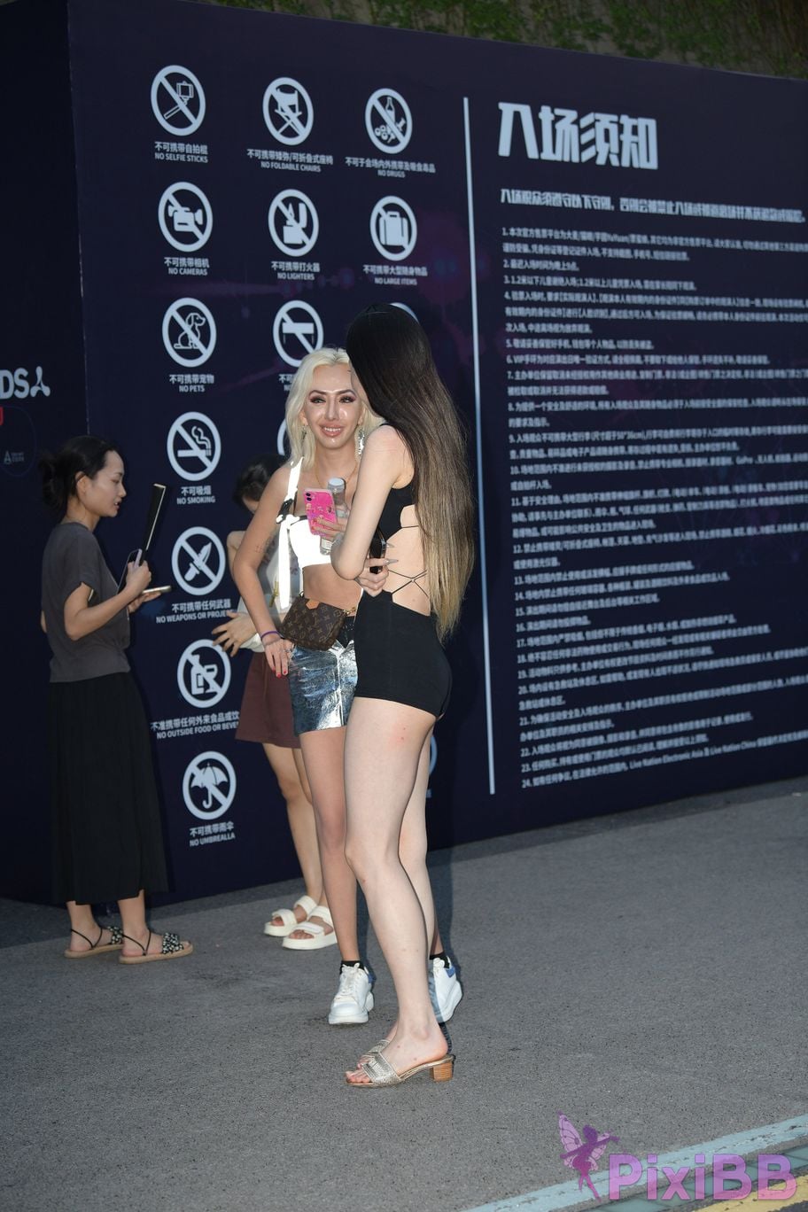 Featured Street Photography Works No.5426 Jumpsuit is energetic and sweet PixiBB.COM 079